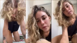 A jovem brasileira Bruna Rios exibindo sua xoxota com uma calcinha transparente