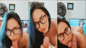 Agatha Peixinho sendo segurada pelos cabelos enquanto faz sexo oral