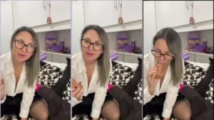 Professora Carla fudendo gostoso oral em um dildo com expressão sensual