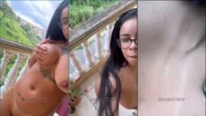 Kau Martini, uma modelo tatuada, foi fotografada nua na varanda de uma favela