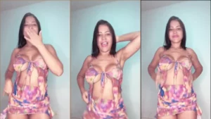 Wátina Mara exibindo-se sem roupa e dançando de forma sensual em sua residência