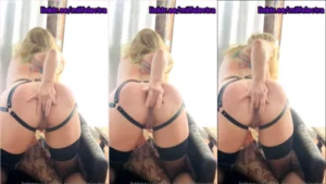 Electra, uma mulher madura, está mostrando sua sensualidade ao se masturbar de forma provocante