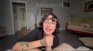 Martina Olvr dando umazinha para o boy na esperança de ganhar um leitinho