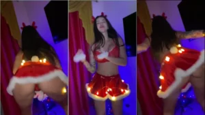 Mc Pipokinha especial de natal dançando enquanto veste a fantasia de mamãe noel