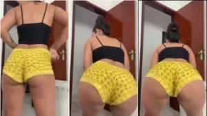 Lorrana Joyce rebolando de pijama com sua bunda avantajada, sendo bem safadinha