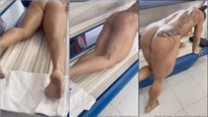 Carla Inhaia exibindo seu corpo sem roupa durante o bronzeamento, mostrando tudo