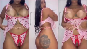 Mc Iasmin teve fotos íntimas vazadas na internet exibindo seus peitão e sua região pubiana natural