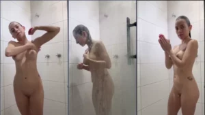Vídeo da gostosa Cristine F mostrando tudo enquanto toma banho nuinha