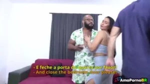 Alessandra Marques se divertindo com o amante negro enquanto o maridão se dá uma aliviada
