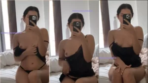 Carolina Bell se despindo e mostrando as teta frente ao espelho em um vídeo picante