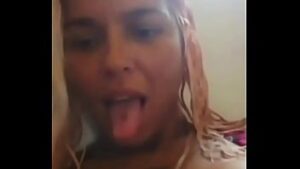 Camilla Araújo amostrando o buquinho do peito