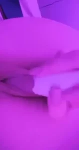 Isadora Vale mostrando Privacy de graça, se divertindo com um brinquedo de borracha