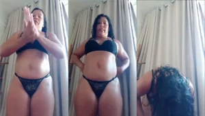 Vídeo caseiro de uma gata mais madura passando creme no corpo, só de fio dental!