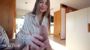 Menina safadinha se divertindo e se entregando em um pornô com um cachorro, enquanto goza de um jeito bem sexy