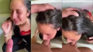 Fazendo uma brincadeira quente com a boca da namorada travessa