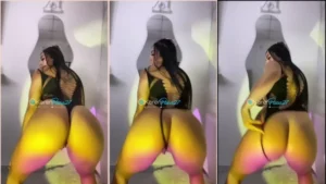 Karenparra27 tirou a calcinha e deu aquele reboladinha para a câmera