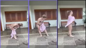 Ale Zambelli, lá na janela, se secando depois de um mergulho na piscina