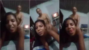 Amador com a garota do bairro se exibindo de quatro