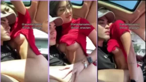 Ana Otani se acomodando no colo do maloqueiro enquanto ele pilota