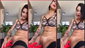 Lola Benvenutti nua se masturbando