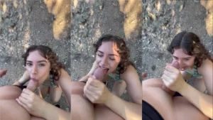 Menininha de joelhos mamando o cara e levando um banho de leite no rosto