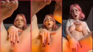 Siririca deliciosa com os dedos enfiados na xoxota da Alice Moon