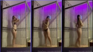 Ale Zambelli curtindo um banho de biquíni, toda maravilhosa e cheia de charme!