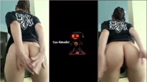 Delícia se preparando para uma brincadeira safada de sexo anal