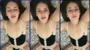 FeehSantuuhs, a loirinha, levando uma chupadinha deliciosa na sua bucetinha