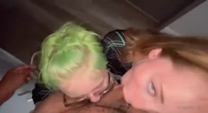 Feministas se divertindo com o membro avantajado