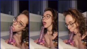 Freepornoxvideos Thiccameron dando um selinho caprichado no brinquedinho!