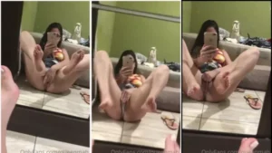 Podólatra QueenMah exibindo os pezinhos e se entregando ao prazer de maneira irresistível