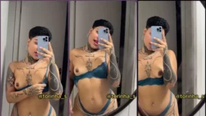 Torinha aproveitando o consolo e rebolando seu bundão grande com sabor