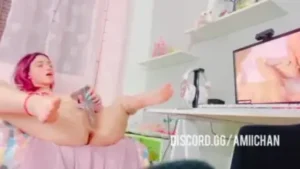 Amiichan fazendo uma esfoliação nos lábios da sua bucetinha com um pau vibrador