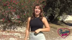 Branquinha ousada fazendo carinho e se divertindo com seu corpinho delícia