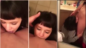 Dando aquele trato na amiga gostosa no banheiro, com uma buceta lisinha!