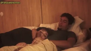 Ele esperou a galera dar o fora pra me levar direto pro quarto