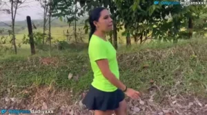 Esposa safadinha se entregando pro maridão no meio da natureza