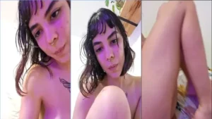 Feminista atraente se exibindo pelada em uma transmissão ao vivo