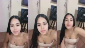 Live picante com a mina mostrando a intimidade e os peitinhos naturais antes de cair na balada