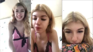 Loira jovem fazendo uma live e exibindo as teta naturais para seus fãs