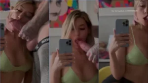 Loirinha maravilhosa se divertindo com um sabão bem grande na frente do espelho