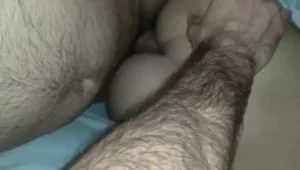 Nxxvid, prima se divertindo e exibindo sua bucetinha de um jeito todo especial