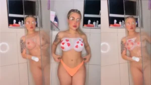 Aline Faria pelada e toda ensopada no chuveiro