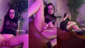 Ketlin Groisman, a novinha, tá lá no Telegram se divertindo e se masturbando com um consolo