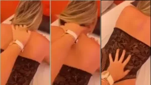 Loira com um corpão sensacional, levantando a traseira deliciosa para uma amiga lésbica