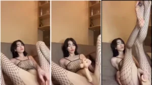 Loirinha se divertindo com a xota rosa maravilhosamente