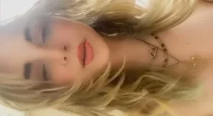 Loirinha sensacional se deliciando e brincando com os dedinhos na sua própria prazerosa