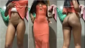 Magrinha sedutora, despida, dando uma piscadinha enquanto mostra o bundão empinado