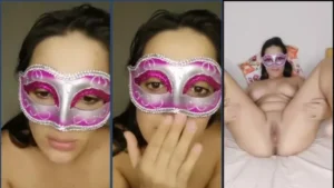 Menina novinha de máscara exibindo a intimidade em uma live